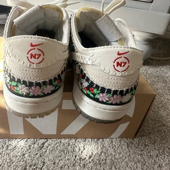 Nike N7 SB DUNK Floral Embroidered Sneakers - Black and White M5/W6.5 - Picture 6 of 10